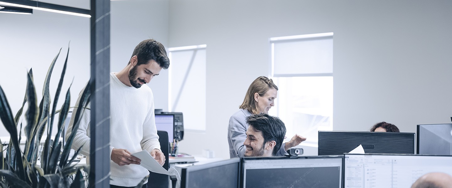 Employés dans un bureau de travail