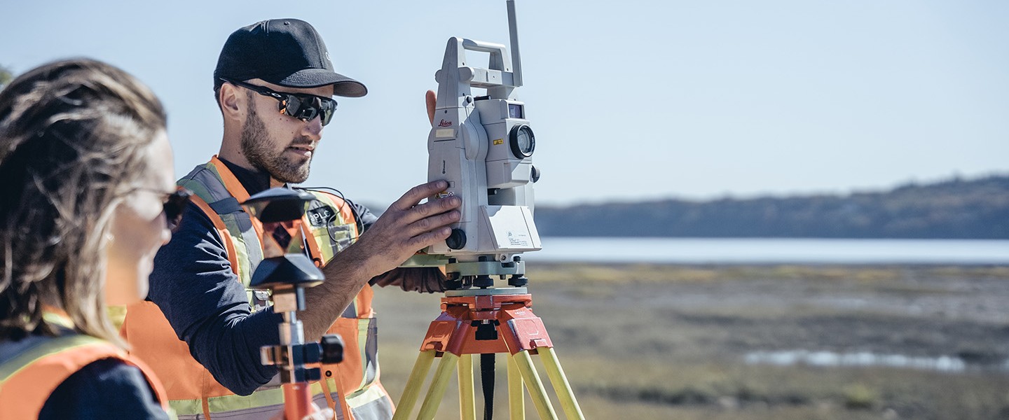 Travailleur en arpentage foncier